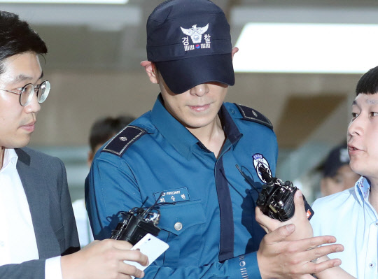 대마초를 피운 혐의로 불구속 상태에서 재판에 넘겨진 인기 그룹 빅뱅의 멤버 최승현(30·예명 탑)씨가 5일 오후 서울 강남경찰서를 떠나고 있다. 최씨는 법원으로부터 불구속 기소 처분을 받으면서 의경에서 직위해제됐다.